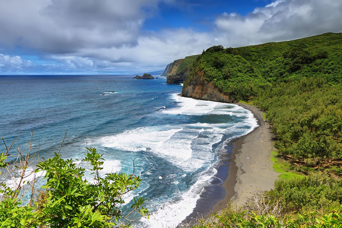 Pololu Valley Beach