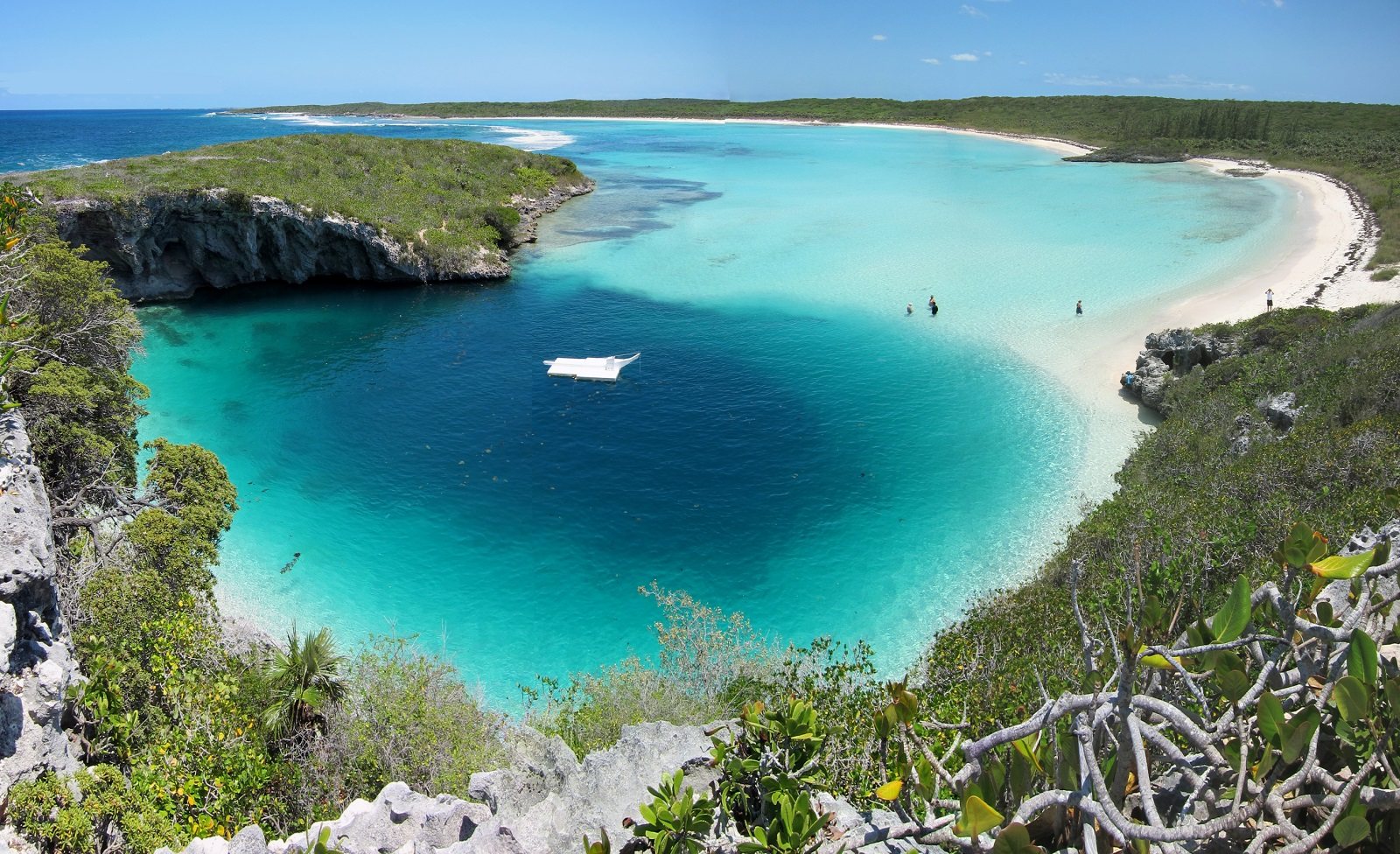 deans-blue-hole-beach bahamas