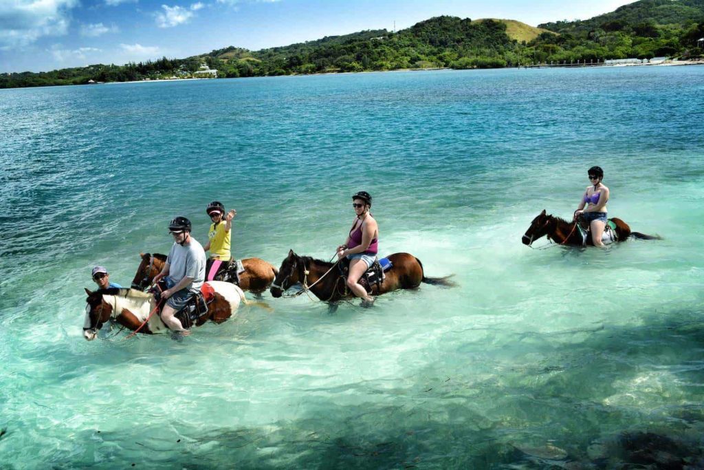 Horseback-Riding-Beach-Roatan