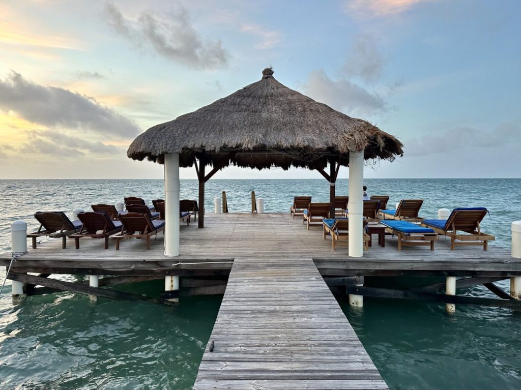 Weezies-Oceanfront-Hotel-pier-caye-caulker-belize