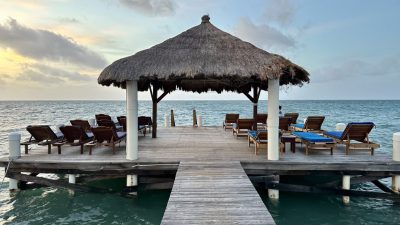 Weezies-Oceanfront-Hotel-pier-caye-caulker-belize